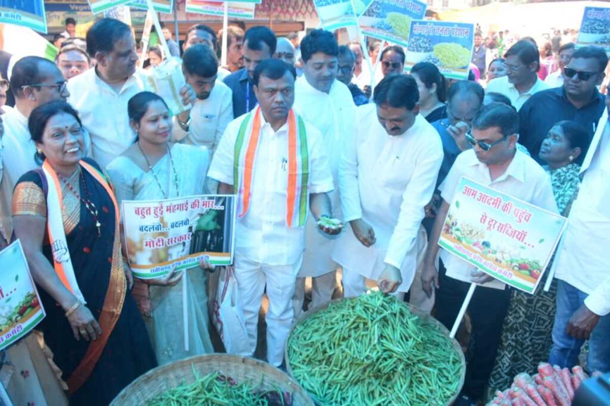 महंगाई को लेकर कांग्रेस ने किया प्रदेश व्यापी प्रदर्शन महंगाई को लेकर कांग्रेस ने किया प्रदेश व्यापी प्रदर्शन